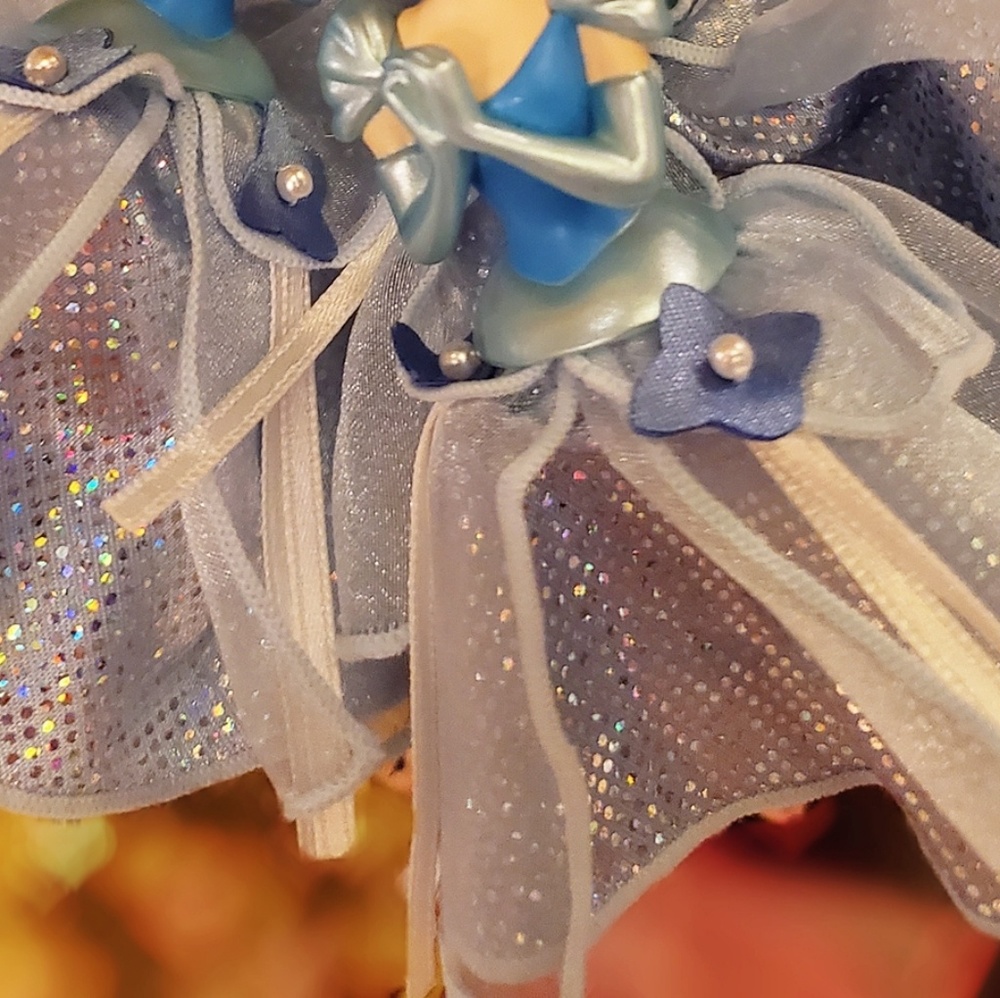 DISNEY PARKS CINDERELLA TULLE DRESS KEYCHAIN - Picture 4 of 4